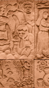 Do barro ao símbolo: construção de narrativa em relevo